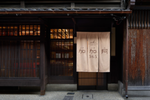 CACAO 365 -Chocolates with a design of a crest representing the day of the visit- by Cacao 365 Gion shop